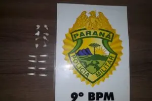 Pinos de cocaína e buchas de crack foram apreendidos na abordagem