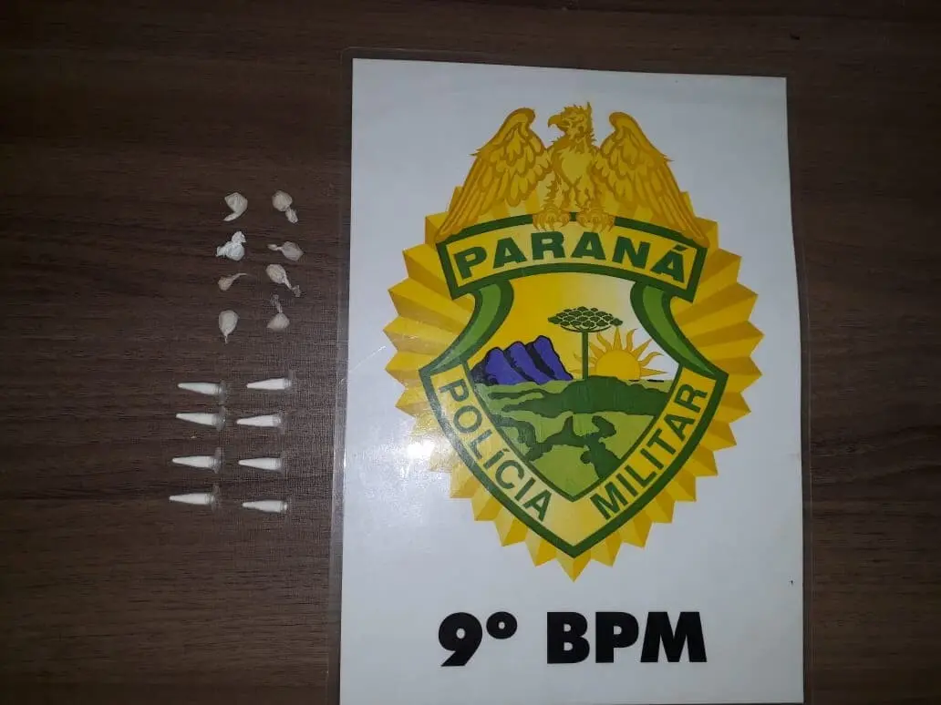 Pinos de cocaína e buchas de crack foram apreendidos na abordagem