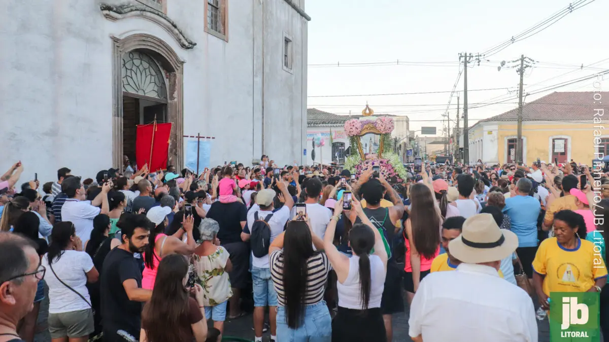 Multidão - fieis - Rocio - catedral/chegada