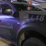 Homem é preso por tentar enforcar companheira com fio de luz
