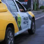 PM prende suspeito de tráfico após queda de moto em fuga