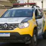 Homem é atacado com faca durante assalto em ponto de ônibus