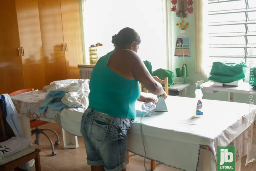 Para manter a sede do Instituto e os projetos, os voluntários promovem um bazar de roupas e brinquedos, que são cuidadosamente higienizados e reformados para servir a outras pessoas. Foto: Rafael Pinheiro/JB Litoral