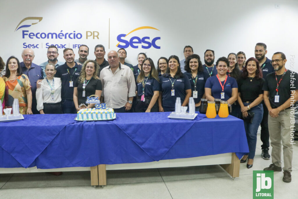 Para celebrar o aniversário do Sesc Paranaguá, empresas parceiras e representantes de entidades públicas do Litoral se reuniram para compartilhar o momento especial com um bolo. Foto: Rafael Pinheiro/JB Litoral 