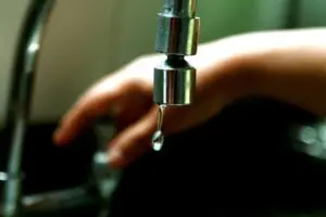 com-falta-de-agua-e-contratacoes-suspeitas-prefeito-de-antonina-autoriza-3o-aumento-ao-samae