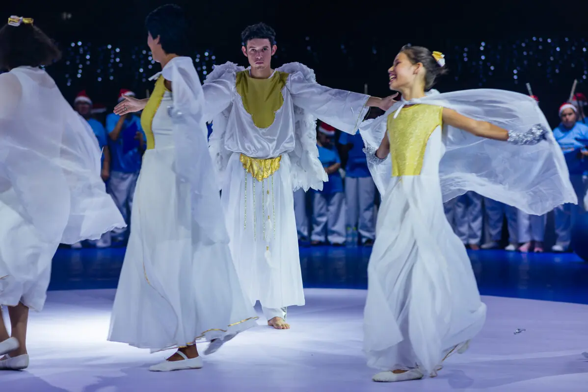 Cantata da Escola Eva Cavani levou centenas de pais, amigos e funcionários da Rocha ao Ginásio Joaquim Tramujas. Foto: Joelcio Dunayski