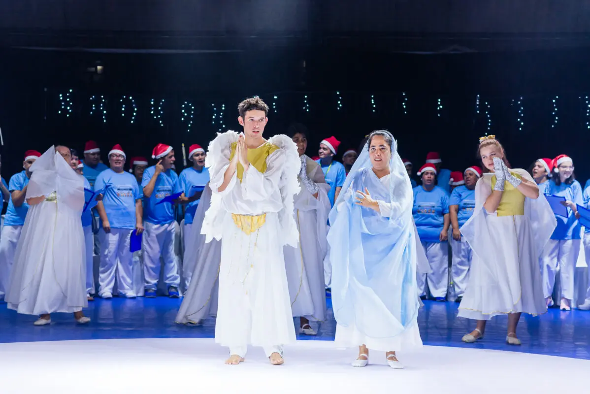 Cantata da Escola Eva Cavani levou centenas de pais, amigos e funcionários da Rocha ao Ginásio Joaquim Tramujas. Foto: Joelcio Dunayski