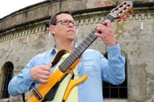 guaraquecabano-e-o-primeiro-artista-do-litoral-a-gravar-dvd-no-teatro-paiol
