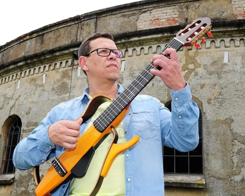 guaraquecabano-e-o-primeiro-artista-do-litoral-a-gravar-dvd-no-teatro-paiol