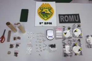 Porções de maconha, crack e cocaína foram apreendidas durante a abordagem