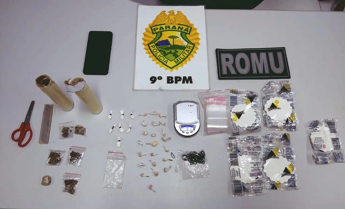Porções de maconha, crack e cocaína foram apreendidas durante a abordagem