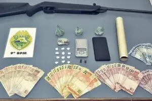 Além de drogas, dinheiro, espingarda e balança de precisão foram apreendidos
