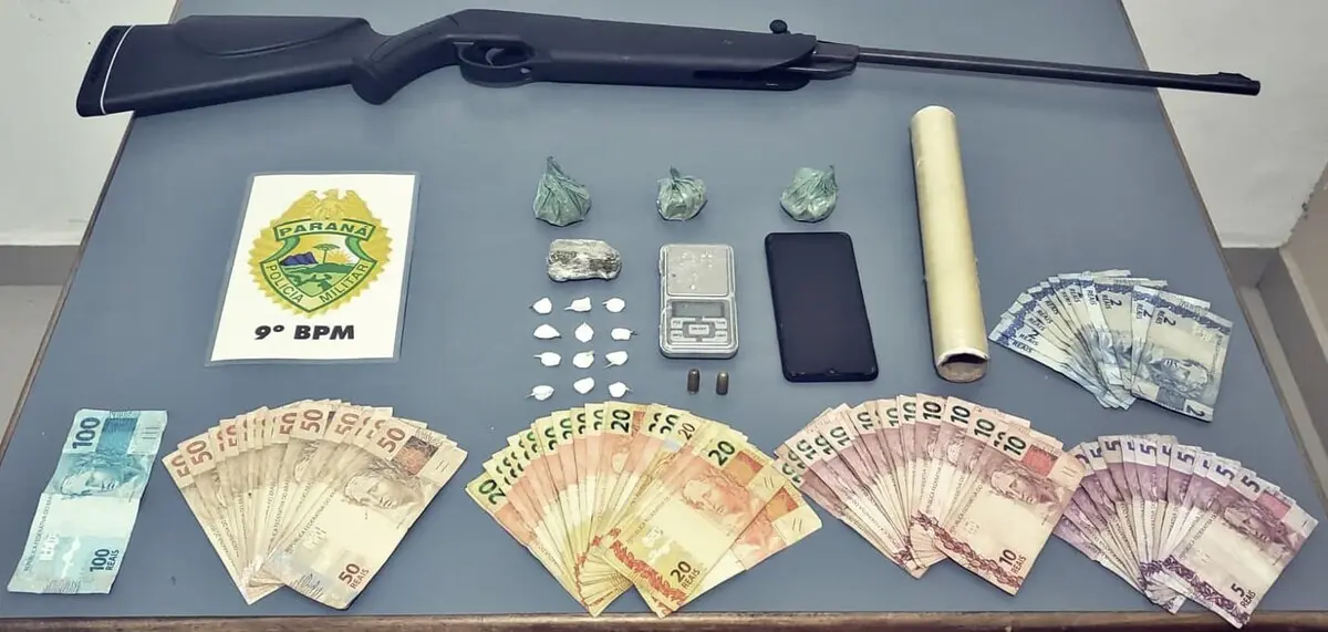 Além de drogas, dinheiro, espingarda e balança de precisão foram apreendidos