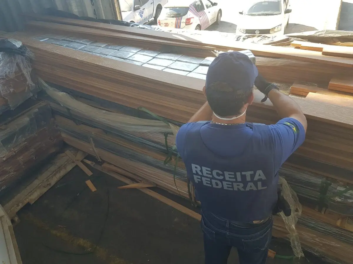 Agentes da Receita Federal encontraram a droga em carga de tábuas de madeira