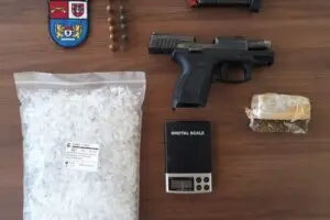 Na ação ainda houve a apreensão de pinos para comércio de cocaína e balança de precisão