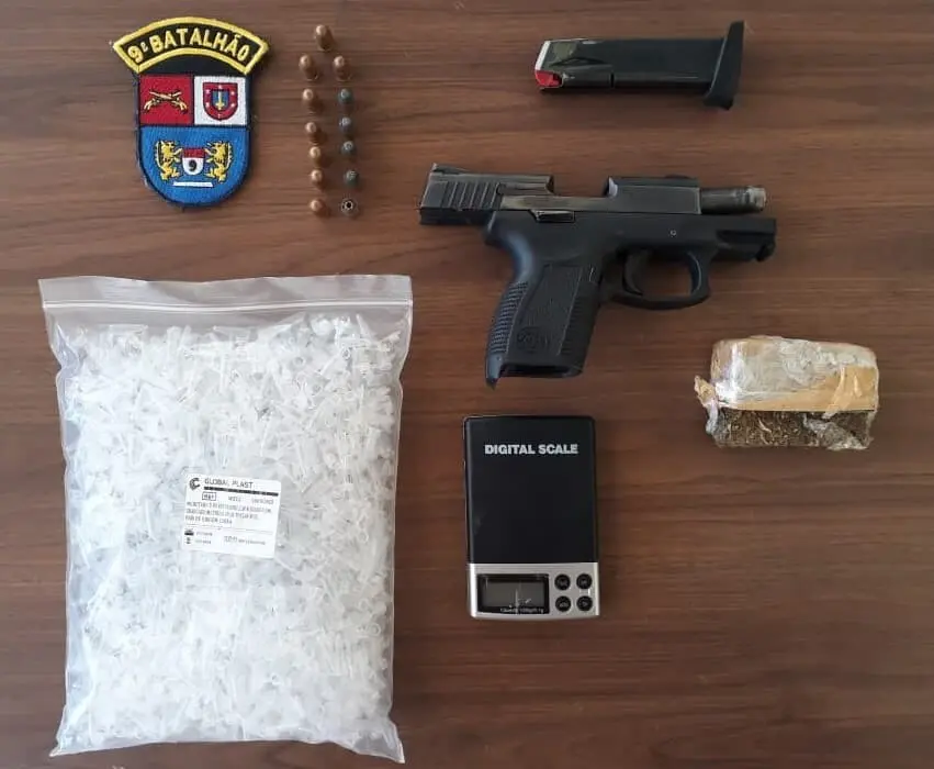Na ação ainda houve a apreensão de pinos para comércio de cocaína e balança de precisão