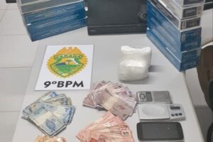 Porções de cocaína, dinheiro, balança de precisão e outros objetos foram apreendidos na abordagem
