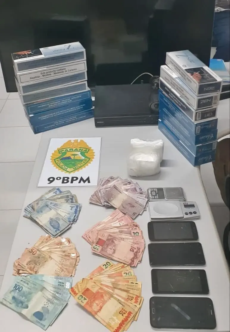 Porções de cocaína, dinheiro, balança de precisão e outros objetos foram apreendidos na abordagem