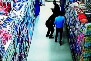 Suspeito puxou o simulacro ao ser flagrado praticando o delito