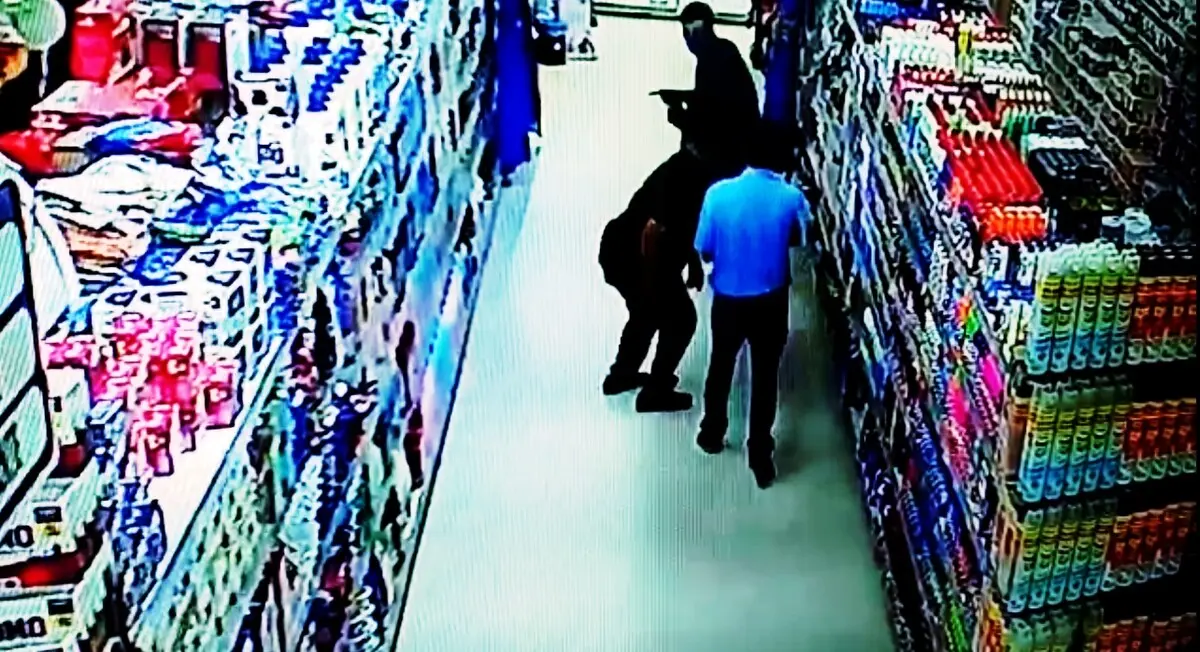 Suspeito puxou o simulacro ao ser flagrado praticando o delito
