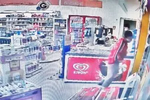 Um dos assaltantes estava trajando casa preto e vermelho