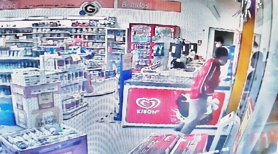Um dos assaltantes estava trajando casa preto e vermelho