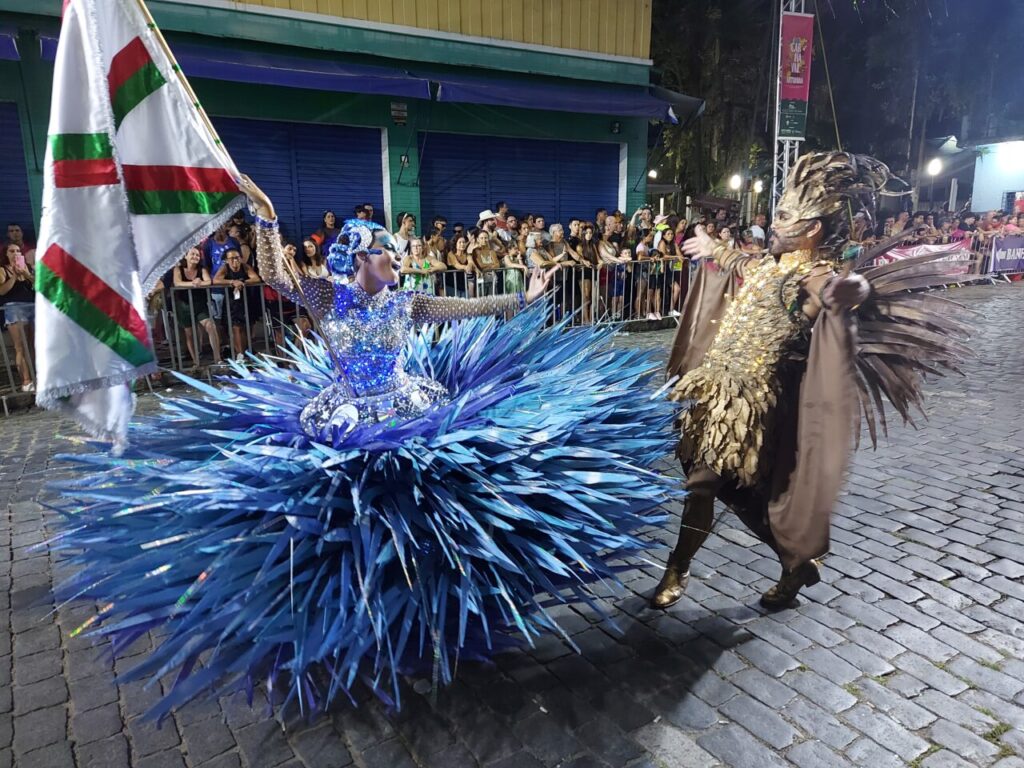 Ao todo, quatro escolas desfilaram na Avenida do Samba.