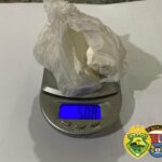 Suspeita foi flagrada com um invólucro contendo cocaína