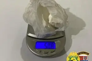 Suspeita foi flagrada com um invólucro contendo cocaína