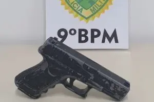 Réplica de pistola foi apreendida com o suspeito