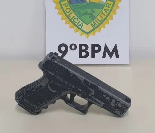 Réplica de pistola foi apreendida com o suspeito