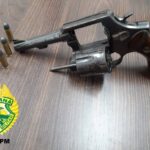 Revólver calibre 38 e munições foram encontradas na casa do suspeito