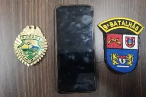 Durante a fuga, bandidos abandonaram o celular roubado