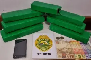 Droga foi encontrada no carro dos suspeitos