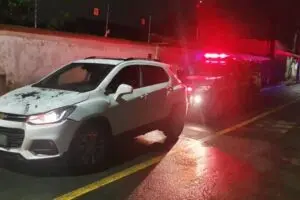 Veículo colidiu com um poste e foi abandonado