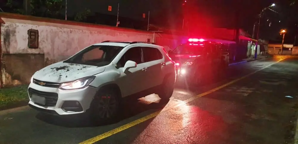 Veículo colidiu com um poste e foi abandonado
