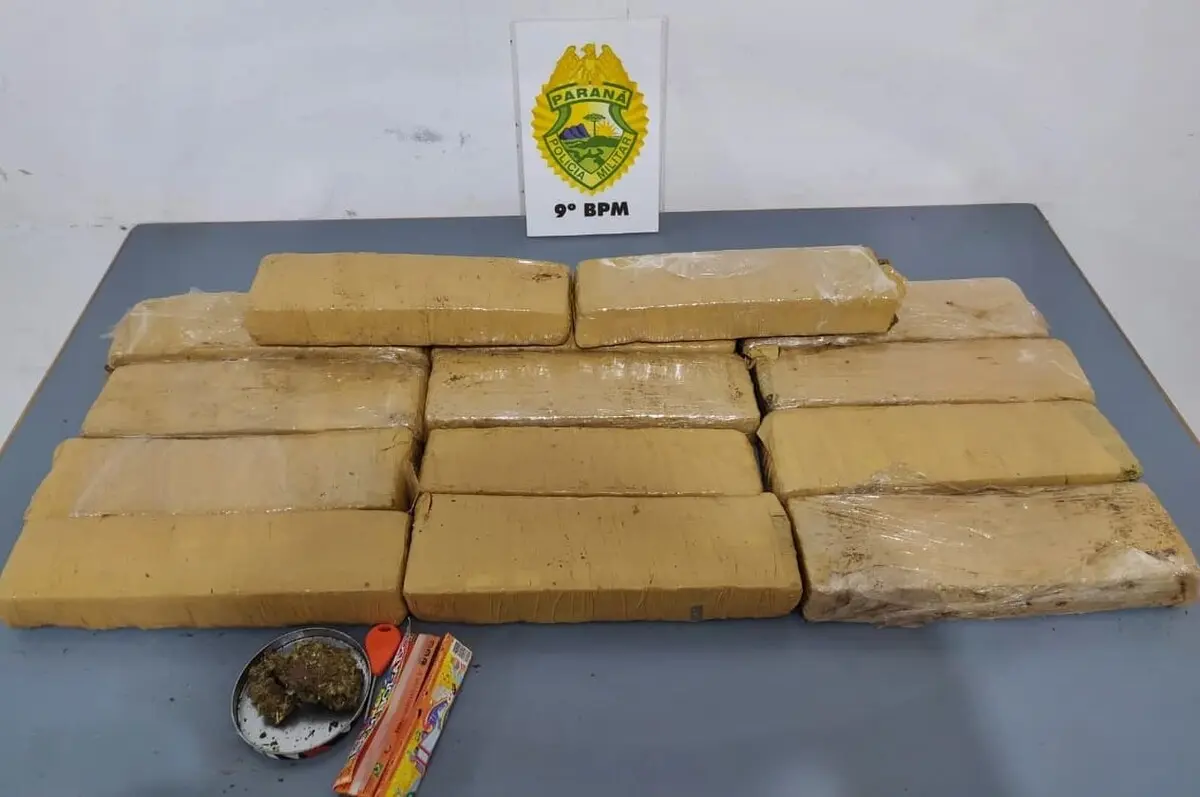 Droga estava escondida em baixo do bando traseiro do veículo