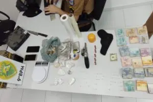 Porções de maconha, crack e cocaína foram apreendidas na ação