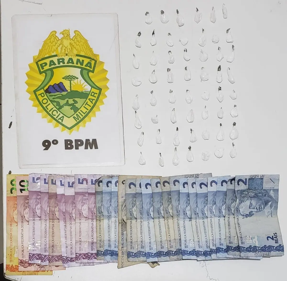 Na ação ainda houve a apreensão de dinheiro miúdo