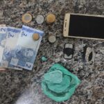 Porções de cocaína foram apreendidas e celular recuperado durante abordagem aos suspeitos