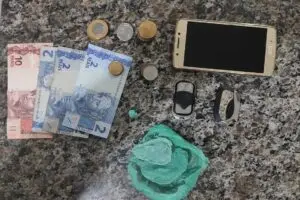 Porções de cocaína foram apreendidas e celular recuperado durante abordagem aos suspeitos
