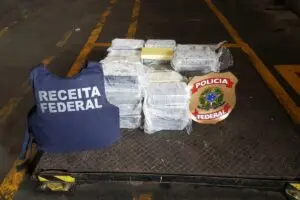 Drogas foi encontrada junto com carga de frango congelado