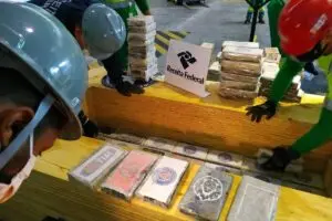 Drogas estava escondida em carga de compensados