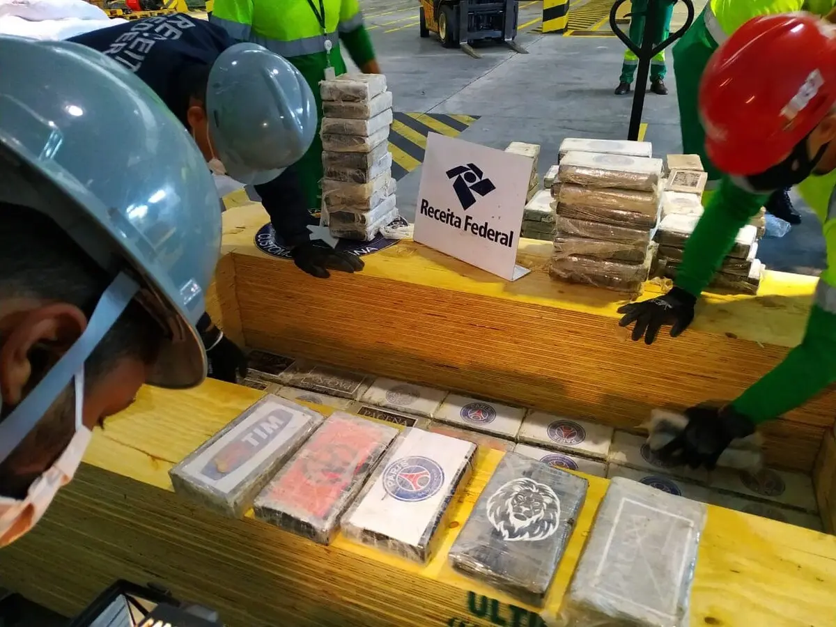 Drogas estava escondida em carga de compensados