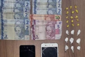 Pedras de crack, buchas de cocaína e dinheiro foram apreendidos na abordagem