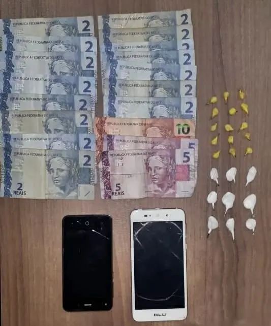 Pedras de crack, buchas de cocaína e dinheiro foram apreendidos na abordagem