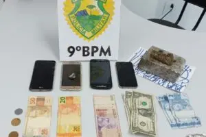 Além de drogas, houve apreensão de celulares e dinheiro