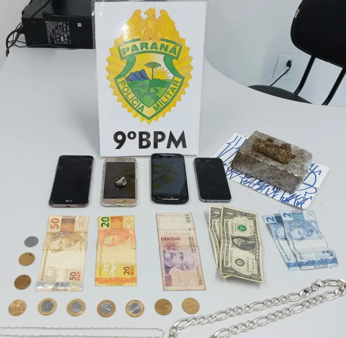 Além de drogas, houve apreensão de celulares e dinheiro