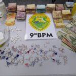 Pedras de crack, buchas de cocaína e dinheiro foram apreendidos na abordagem policial