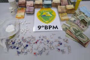 Pedras de crack, buchas de cocaína e dinheiro foram apreendidos na abordagem policial